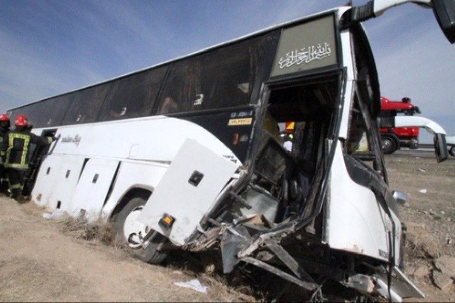 تصویر ۱۷ مصدوم در تصادف اتوبوس با تریلر در جاده سبزوار-نیشابور