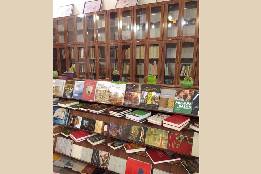 تصویر ۴هزار جلد کتاب در کتابخانه میراث جهانی تخت جمشید در دسترس است