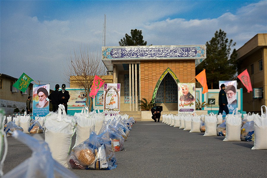 تصویر ارسال کمک های پلیس یزد به مردم زلزله زده سی سخت