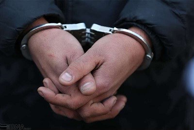 تصویر بزرگترین قاچاقچی دارو دستگیر و روانه زندان شد