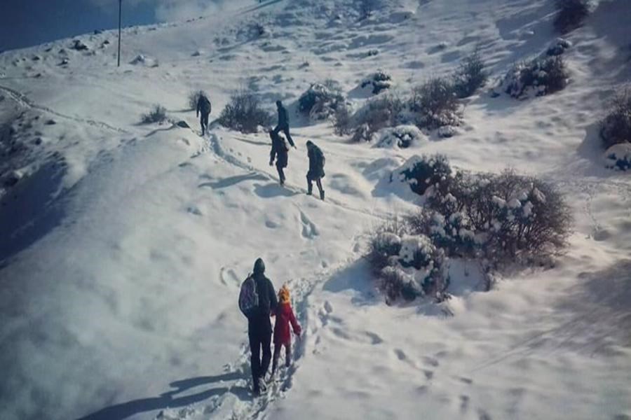 تصویر رنج کوه‌پیمایی در برف دانش‌آموزان اشکوری برای شرکت در کلاس &quot;شاد&quot;
