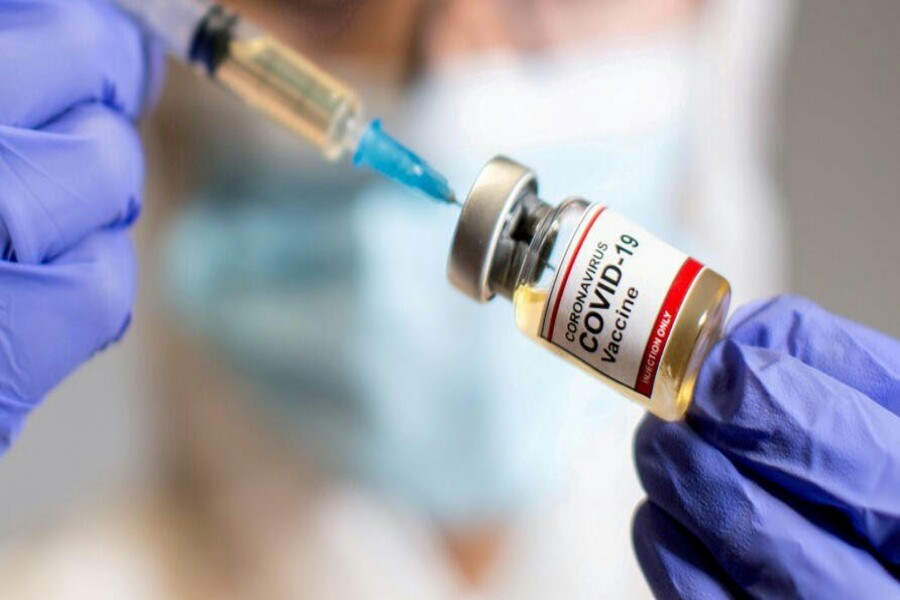 تصویر توزیع واکسن کرونا در بین کادر بهداشت و درمان خمین