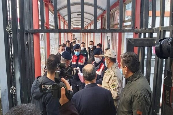 تصویر ۲۱ زندانی بین ایران و ترکیه در مرز بازرگان مبادله شدند