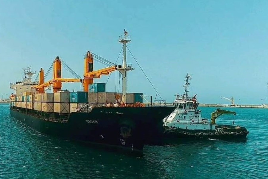 تصویر پهلو گرفتن کشتی حامل ۶۵ هزار تن کالای اساسی در بندر چابهار