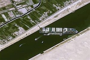 کشتی به‌ «گل ‌نشسته» در کانال سوئز به حرکت درآمد +عکس