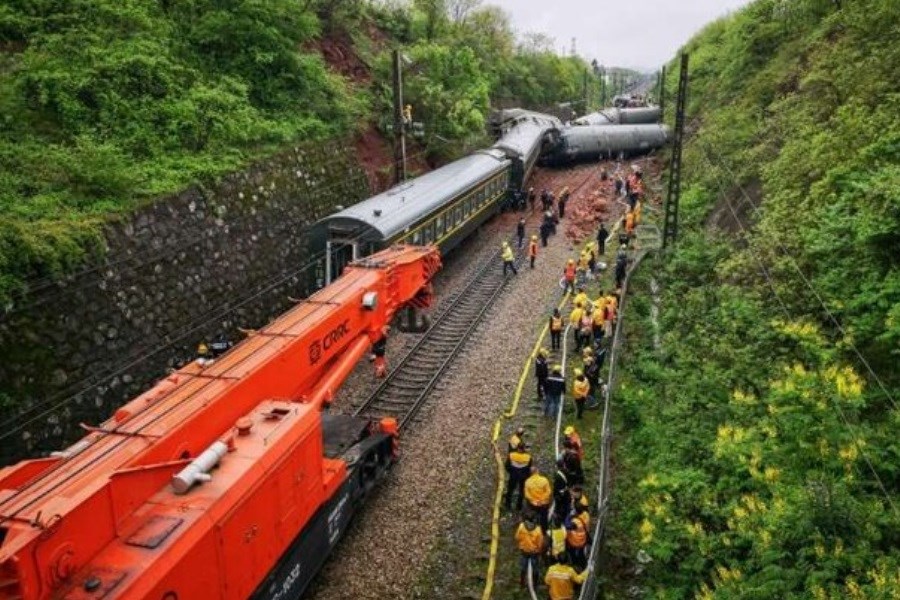 تصویر خروج یک قطار مسافربری باعث مرگ ده ها نفر شد