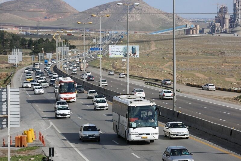 تصویر بیش از ۱۰ میلیون تردد در نوروز ۱۴۰۰ در جاده های استان همدان