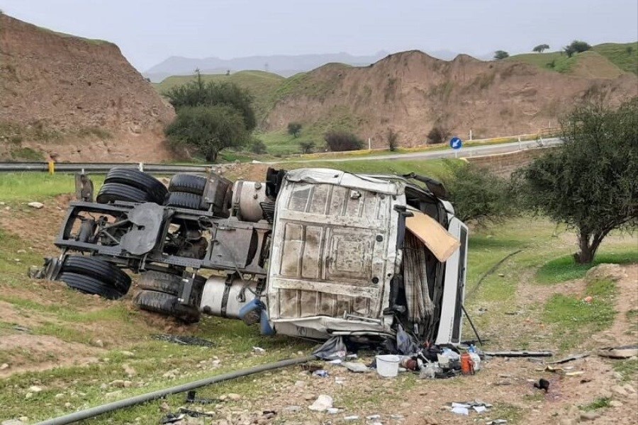 واژگونی تریلر در گردنه صلوات آباد سنندج&#47; مرگ راننده در محل حادثه