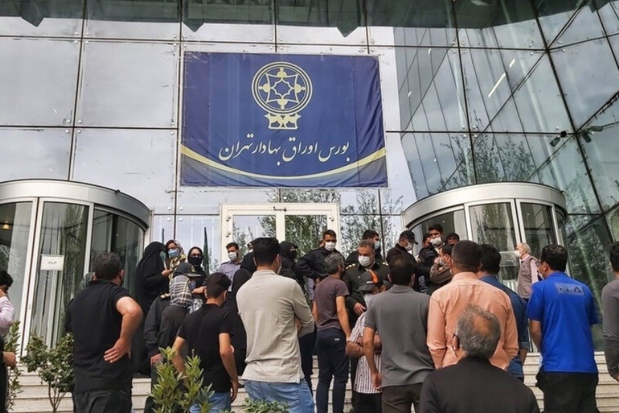 تصویر تجمع سهامداران مقابل ساختمان شرکت بورس تهران + تصاویر