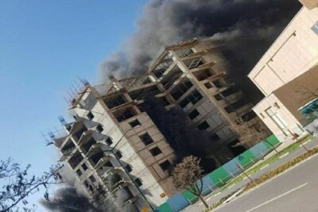 نجات ۱۳ کارگر گرفتار در شعله‌های آتش توسط آتش‌نشانان