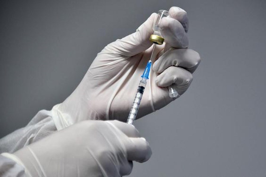 تصویر ماجرای تزریق واکسن به یکی از مسئولین اهوازی