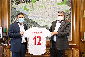 پیراهن شماره ۱۲ تیم ملی فوتبال به شهردار تهران اهدا شد
