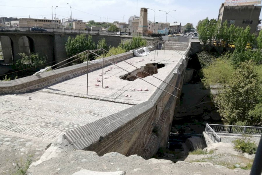 تصویر آغاز عملیات پاک‌ساز‌ی و مرمت پل تاریخی کرج