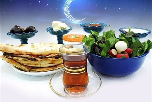 تصویر افطار تا سحر چه غذاهایی بخوریم تا فردا تشنه نباشیم ؟