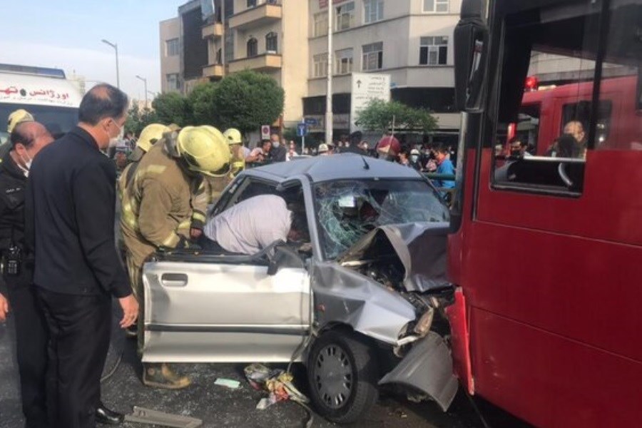 تصادف شدید خودروی پراید با اتوبوس در تهران