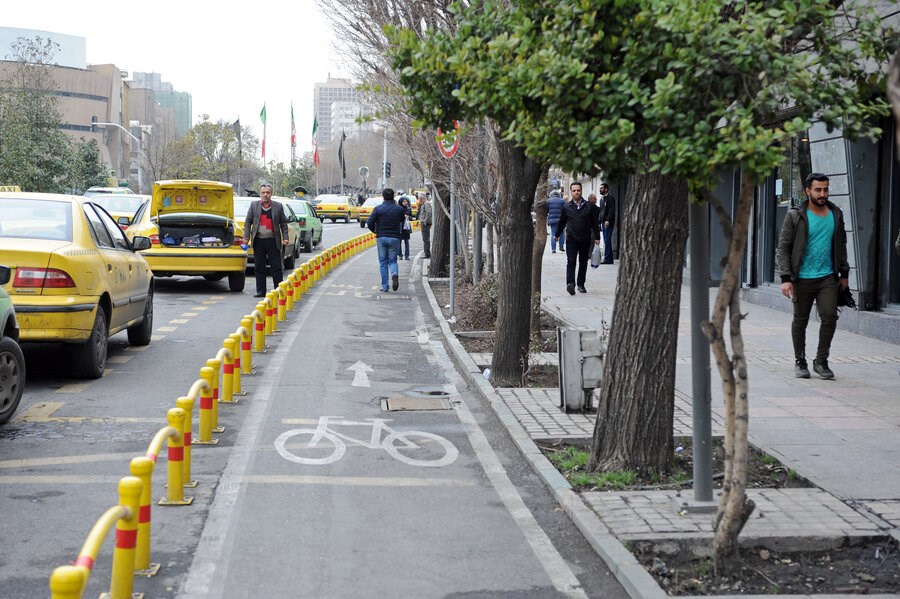 تصویر آبرفتگی پیاده رو و خیابان برای احداث مسیر تردد دوچرخه