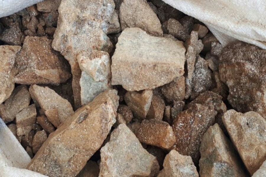 تصویر کشف بیش از ۷ تن سنگ معدن از منزل مسکونی در خراسان شمالی