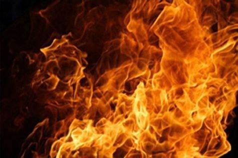 تصویر نجات جان ۱۱ نفر در یک حادثه آتش‌سوزی در اهواز