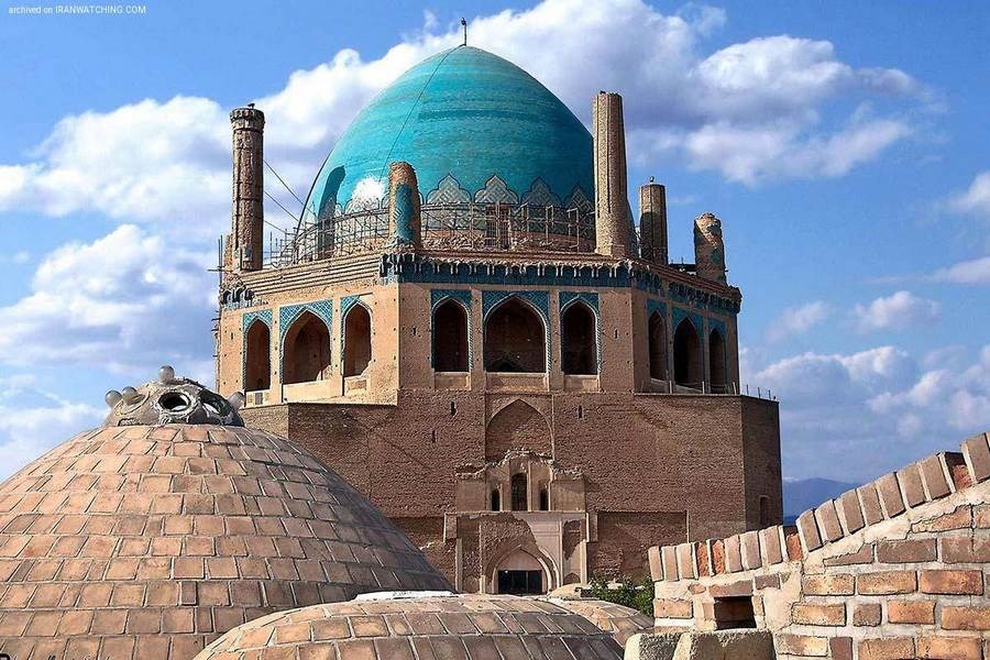 تصویر احیای چمن تاریخی سلطانیه در راه است