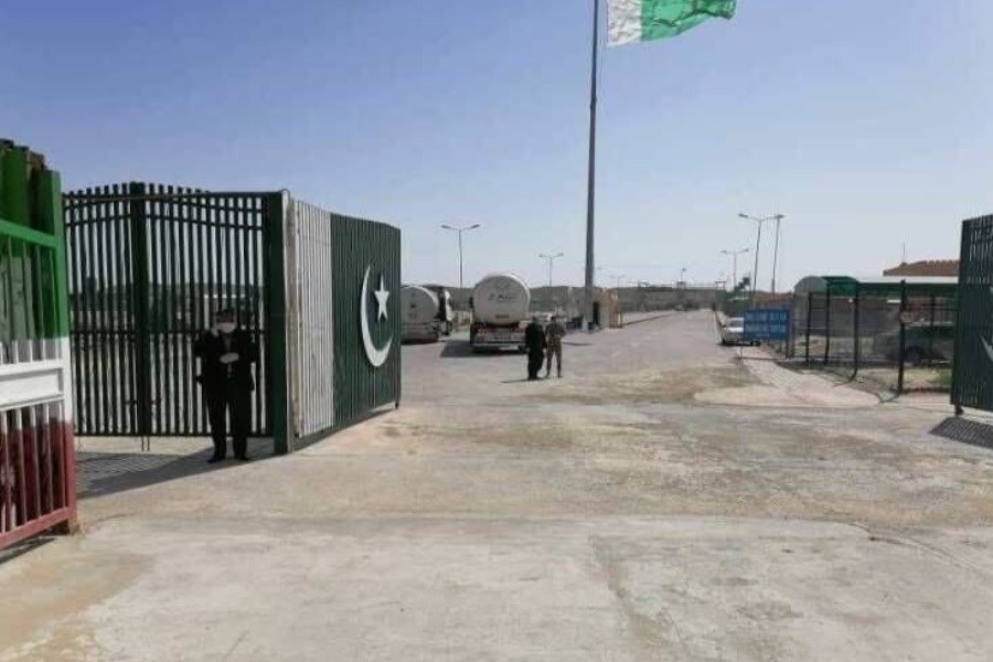 تصویر ورود مسافر پاکستانی از پایانه مرزی میرجاوه ممنوع است