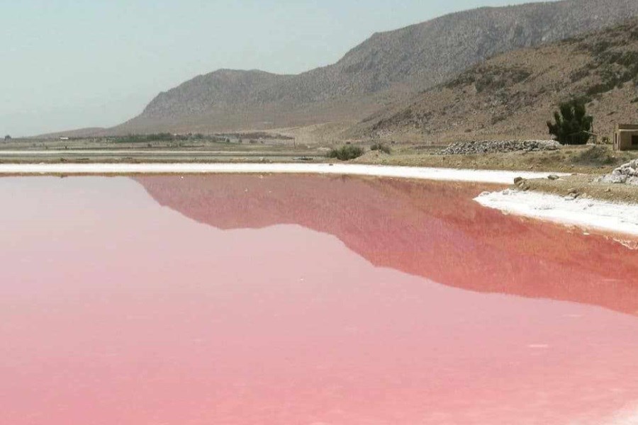 تصویر نمک دریاچه مهارلو آلوده است