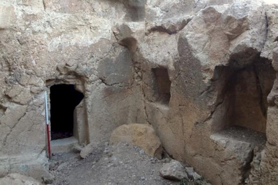 تصویر مقبره صخره‌ای &quot;کل‌خرابه&quot; روستای فیروزیان ارومیه