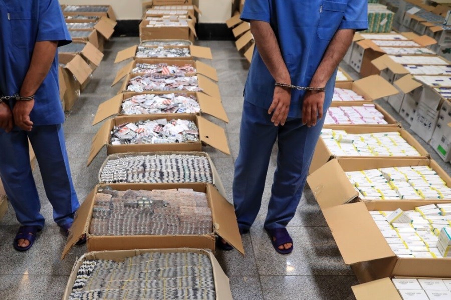 تصویر دستگیری باند قاچاق دارو در فرودگاه مشهد