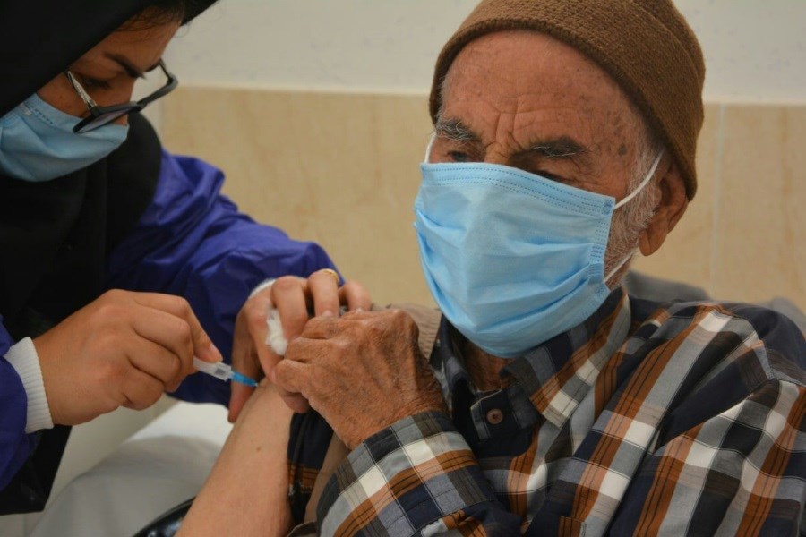 تصویر عدم واکسینه ۴۰ درصد سالمندان بالای ۸۰ سال