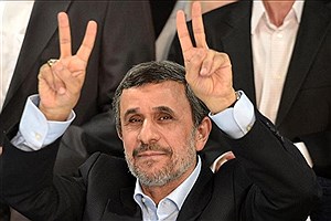 مردی در قامت مدعی؛ چرا احمدی نژاد به در و دیوار می‌زند؟
