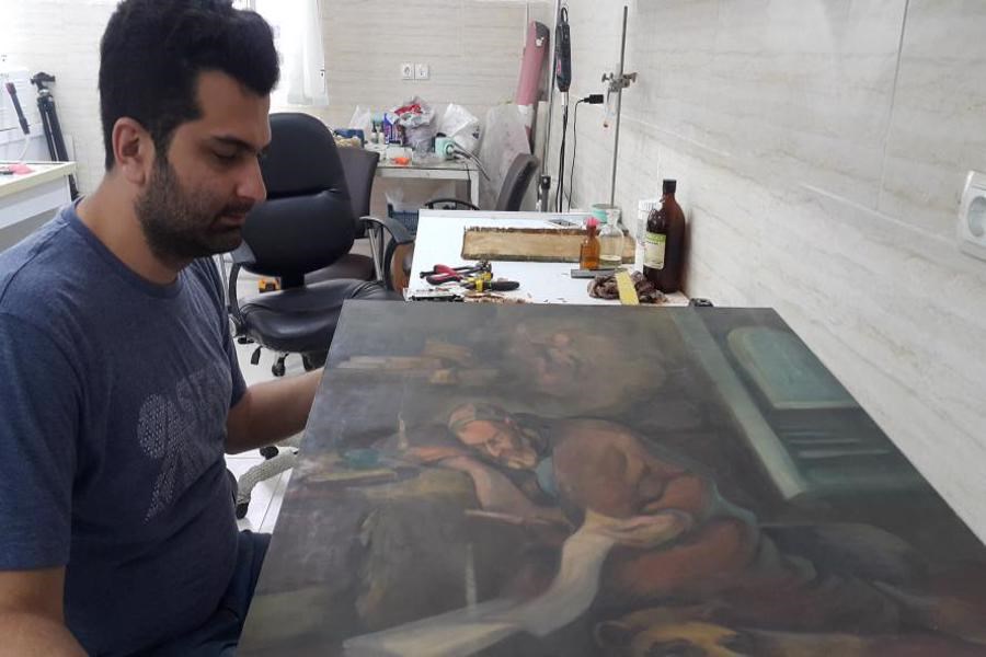 تصویر مرمت آثار نقاشی حبیب محمدی در موزه رشت پس از 24 سال&#47;مسکو اجازه نداد تابلوهایش را به ایران بازگرداند