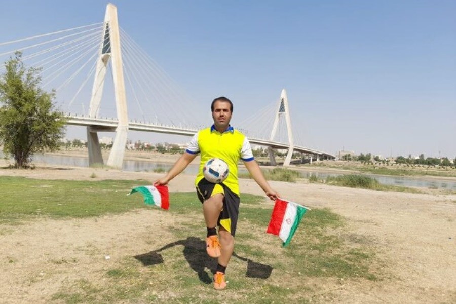 تصویر روپایی‌زن خوزستانی به دنبال ثبت رکورد روپایی روی تریلی در حال حرکت