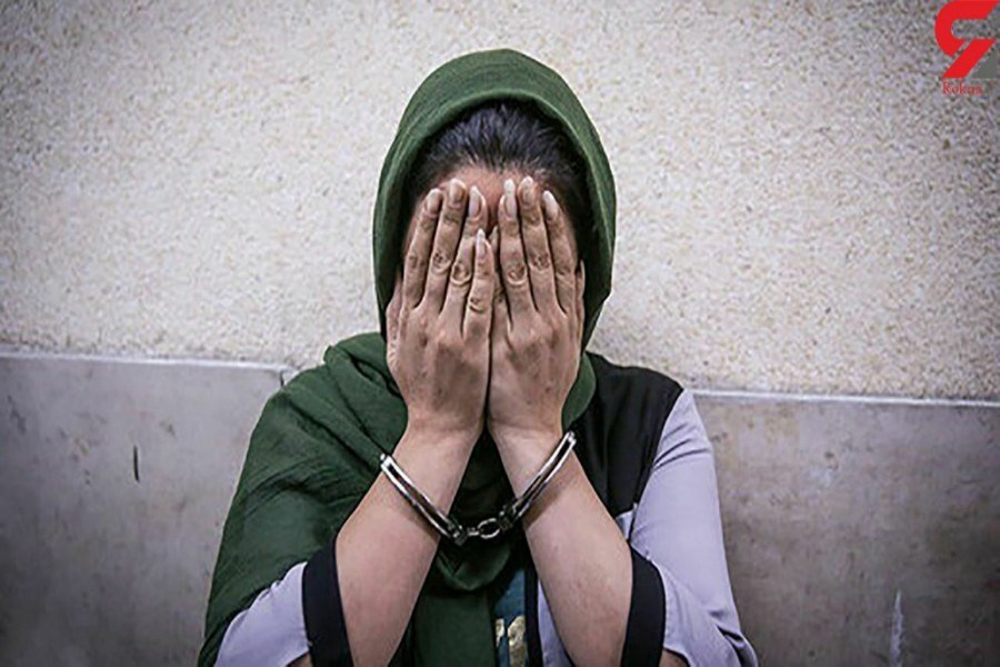 تصویر بازداشت زن سابقه دار که بوشهر را به هم ریخته بود
