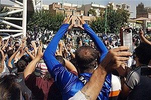 تجمع هواداران استقلال مقابل ساختمان وزارت ورزش