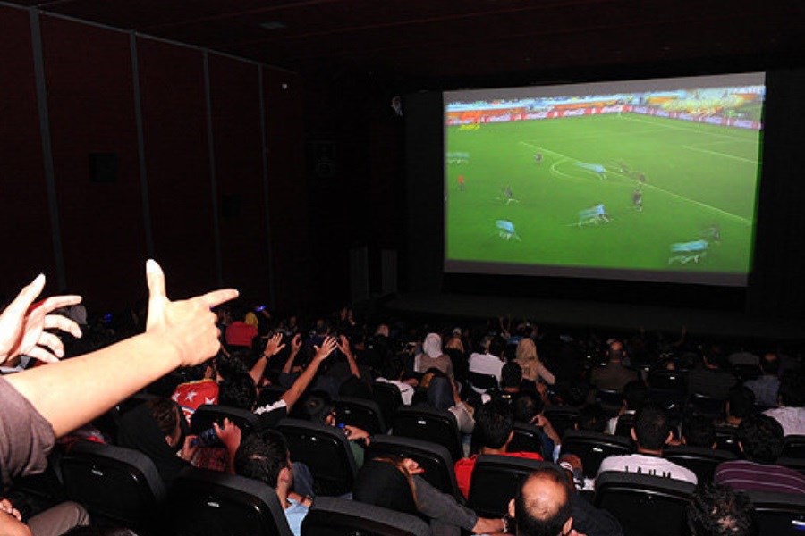 استقبال مردم از پخش بازی ایران و عراق در سینماهای مشهد