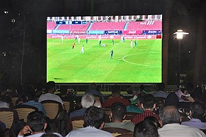 تماشای فوتبال خانوادگی در یکی از بوستان های یزد