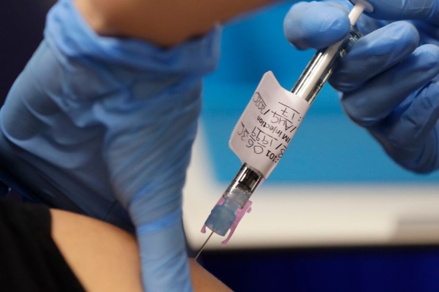 تصویر آغاز ثبت‌نام واکسیناسیون برای افراد بالای ۶۵ سال