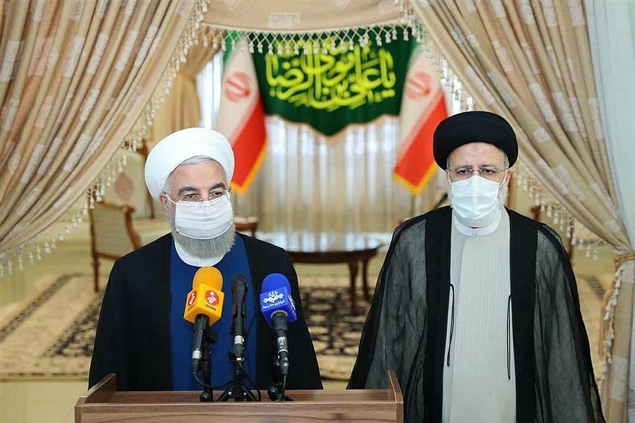 تصویر روحانی: دولت از امروز کاملا در کنار رئیس جمهور منتخب است&#47; رئیسی: تلاش خود را برای بازکردن گره‌های کشور به کار خواهیم بست