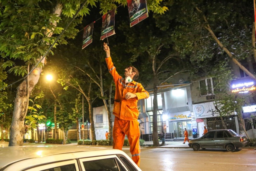 تصویر تنهایی پاکبانان مازندران با کوه‌های کاغذی جا مانده از انتخابات