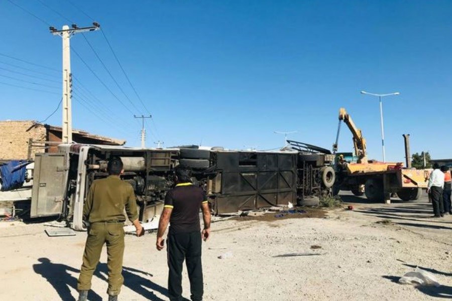 تصویر پایان عملیات امدادرسانی در حادثه تصادف اتوبوس و تریلی در یزد &#47;۳۴ مصدوم و ۵ کشته