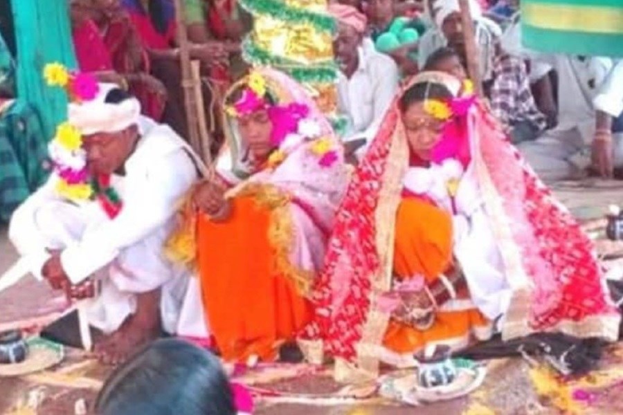 تصویر ازدواج همزمان مرد هندوستانی با دو زن!