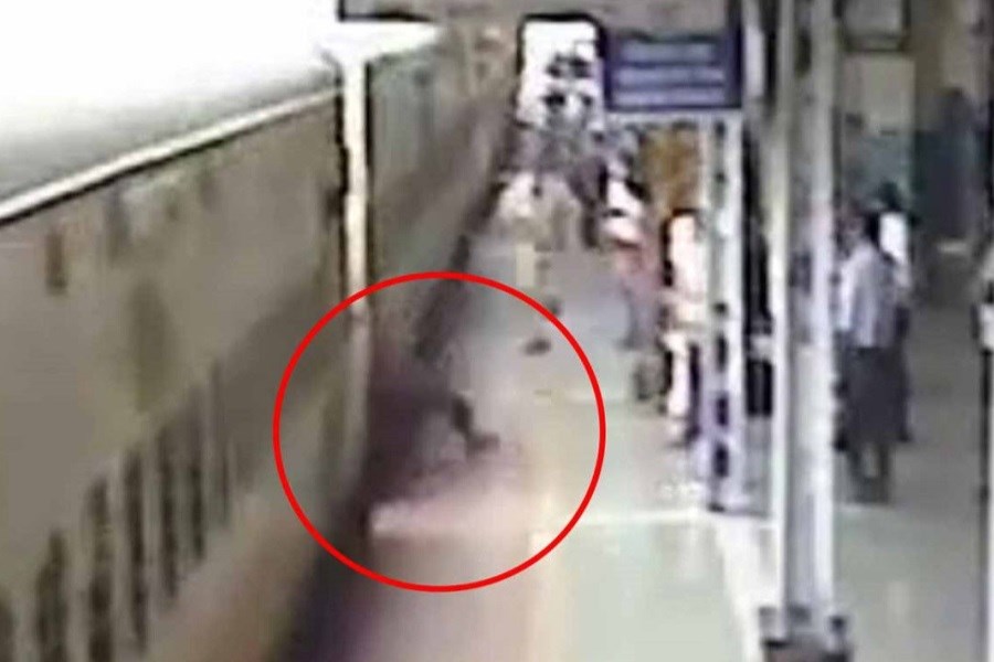 نجات نفسگیر مسافر از زیر قطار در حال حرکت