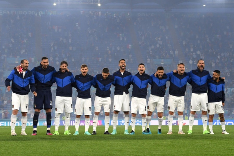 تصویر تیم ایتالیا تنها به نشانه اتحاد با تیم رقیب زانو می‌زند