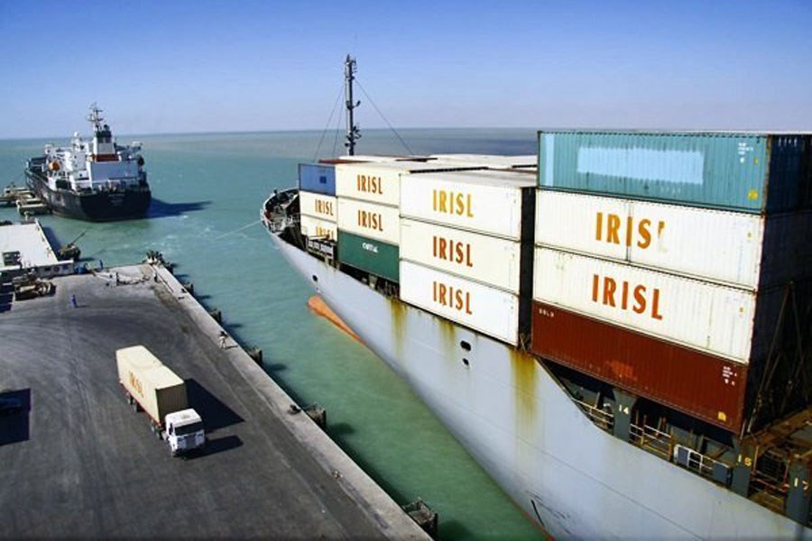تصویر توقف 73 فروند کشتی حامل کالای اساسی در بندر امام خمینی (ره)