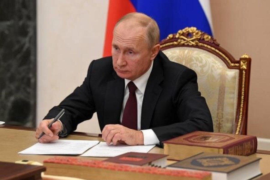 تصویر پوتین قانون جدید شبکه‌های اجتماعی را امضا کرد