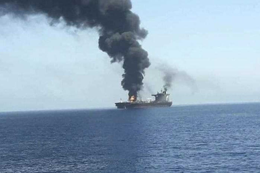 تصویر یک کشتی اسرائیلی هدف حمله قرار گرفت