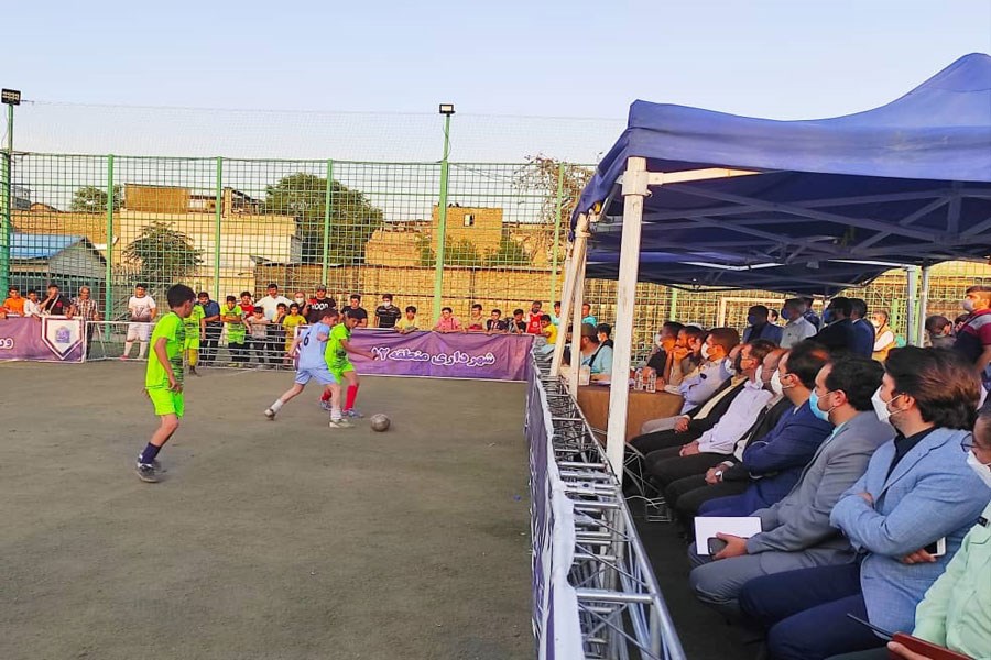 تصویر اختتامیه مسابقه فوتبال خیابانی محله امام‌زاده یحیی (ع) در قلب طهران