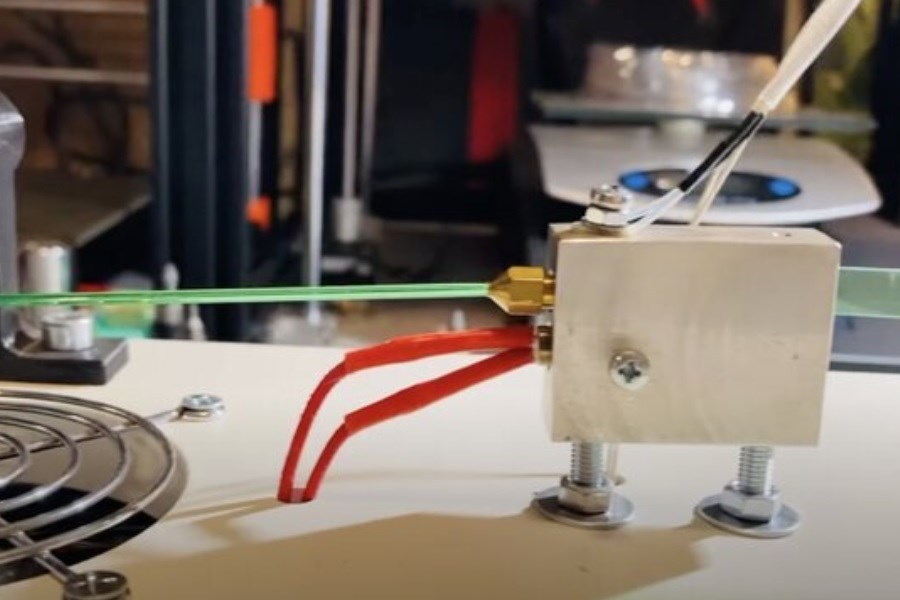 تصویر رباتی برای بازیافت پلاستیک در خانه