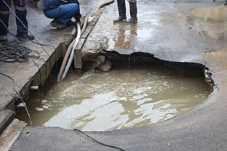 نشتی آب لوله‌های ۵۰ ساله در تهران سبب فرونشست زمین شد