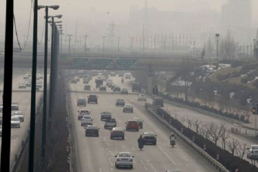 تصویر خیزش گرد و غبار منطقه‌ای هوای اراک در وضعیت ناسالم قرار داده است