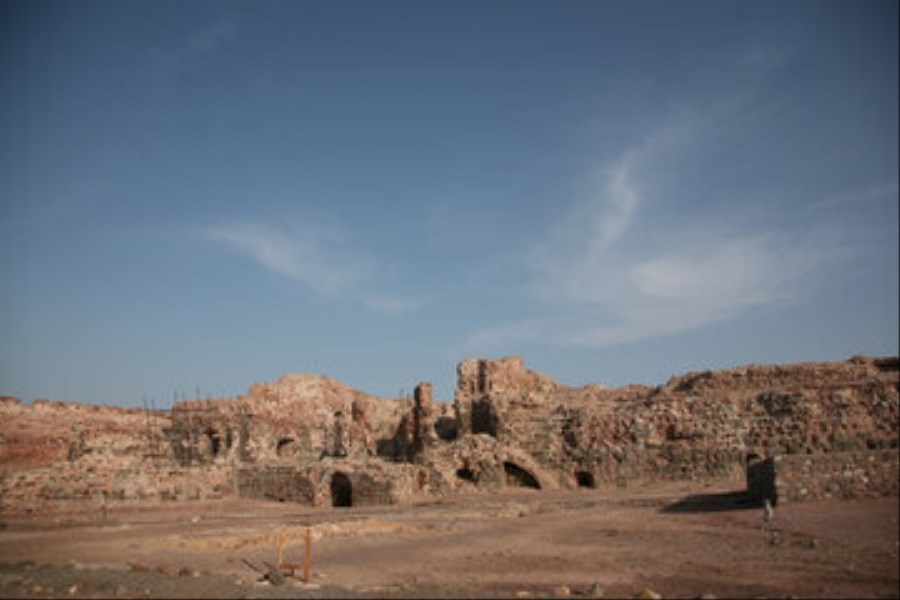 تصویر قلعه هشنیز در شهرستان پارسیان ‌مرمت می‌شود